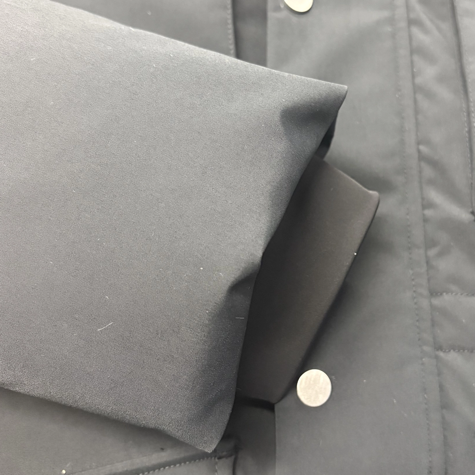 Multi-Material Patchwork Functional Parka med PU-&aelig;rmedetaljer