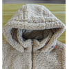 Abrigo acolchado mixto polar y lacado con capucha ajustable 