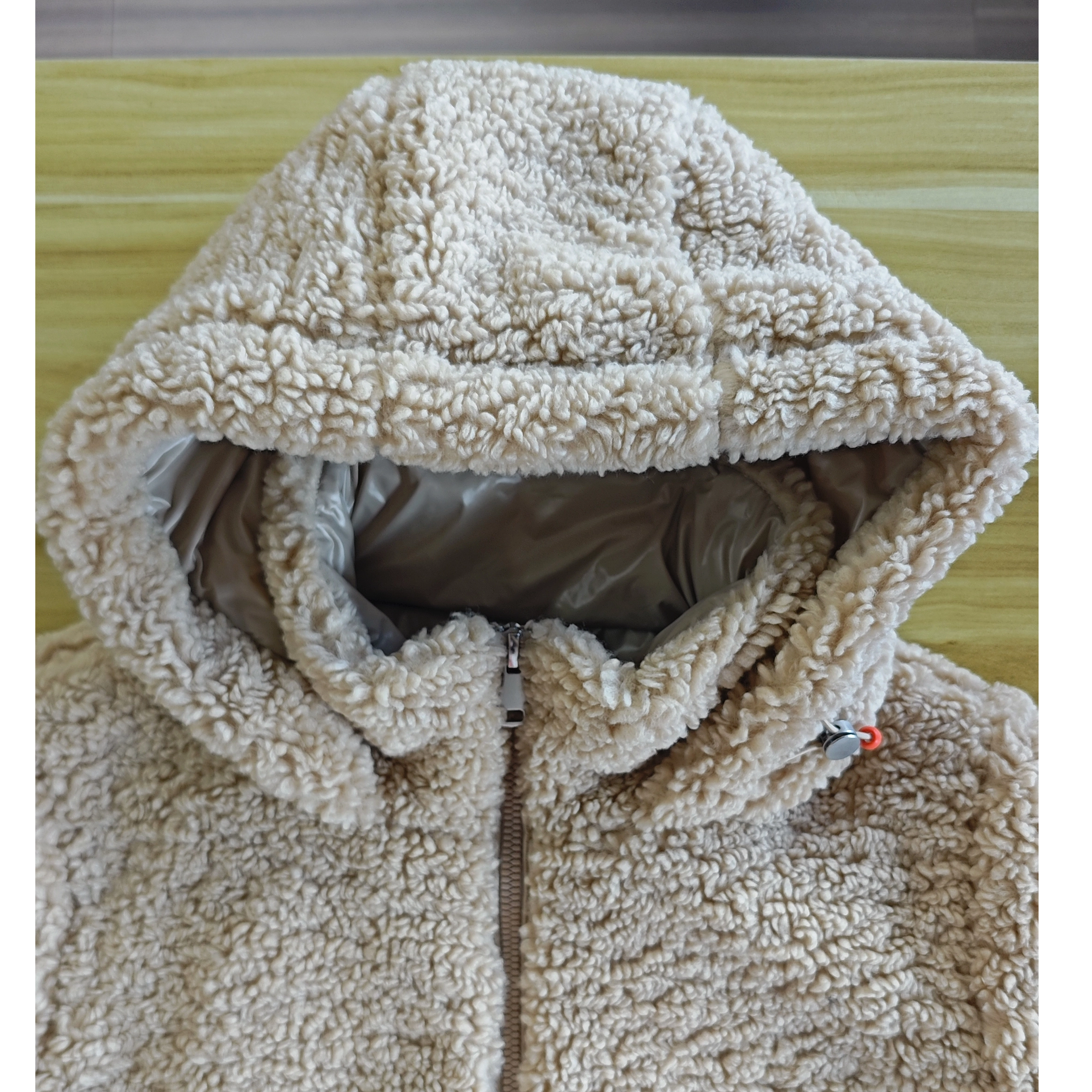 Abrigo acolchado mixto polar y lacado con capucha ajustable 