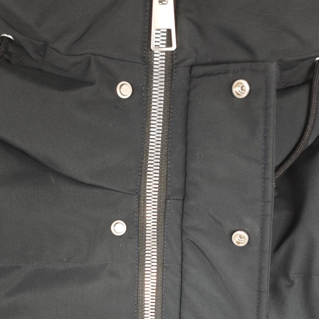 Funksionele Parka met staankraagkap en onsigbare klikbesonderhede