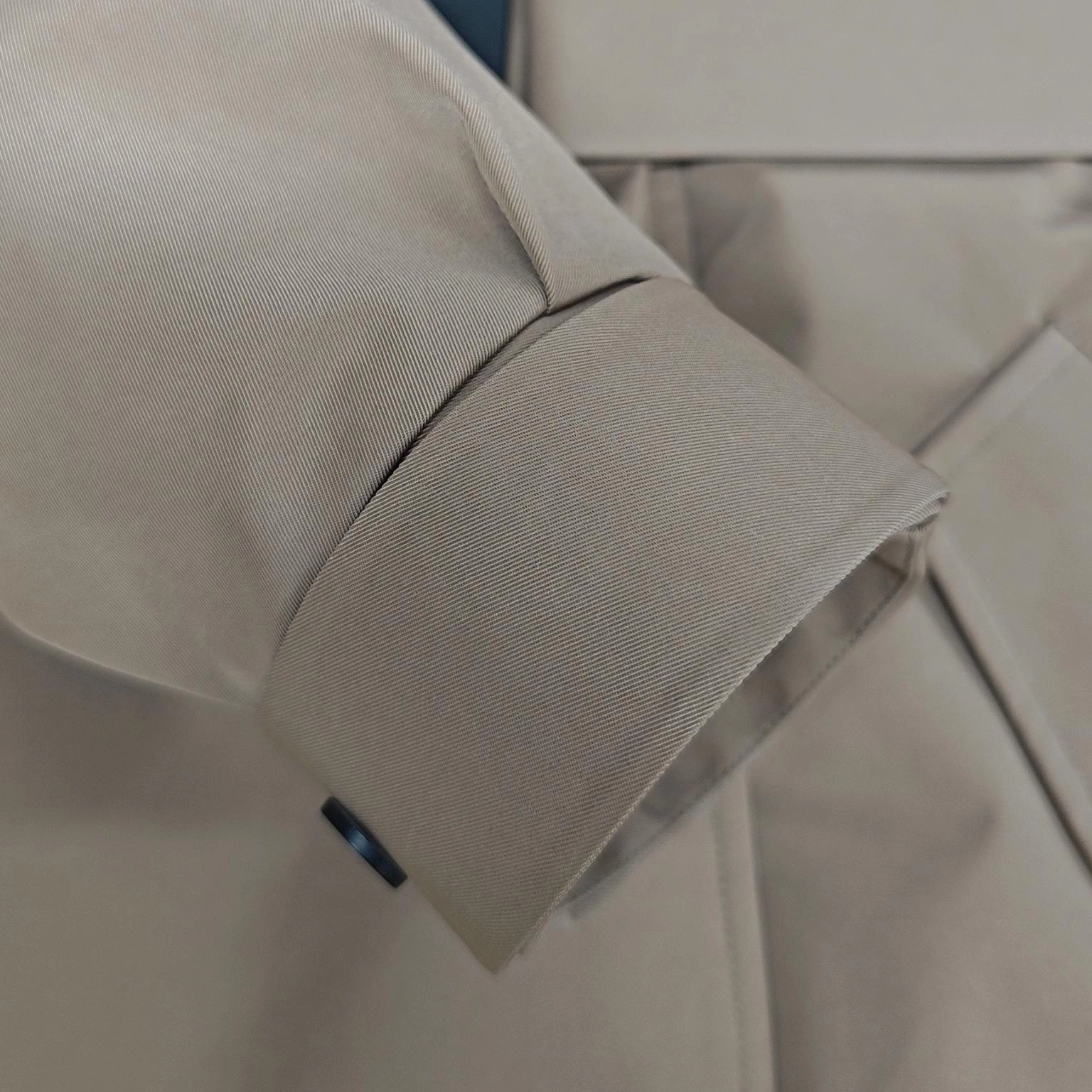 Lak i mat miješani dugi trenč kaput s dijamantnim prošivenim leđima