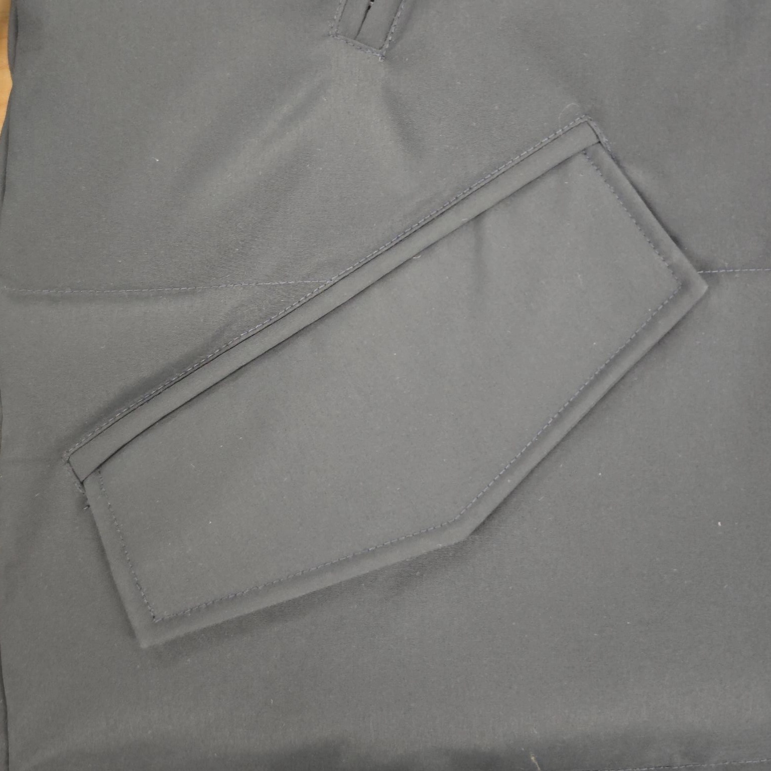 Funksionele Parka met staankraagkap en onsigbare klikbesonderhede
