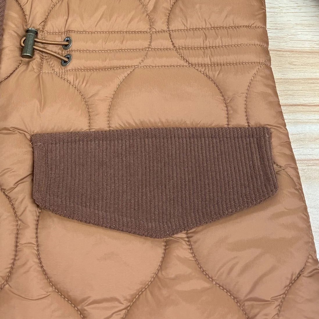 Corduroy og mat blandet kort let frakke med buede quiltninger