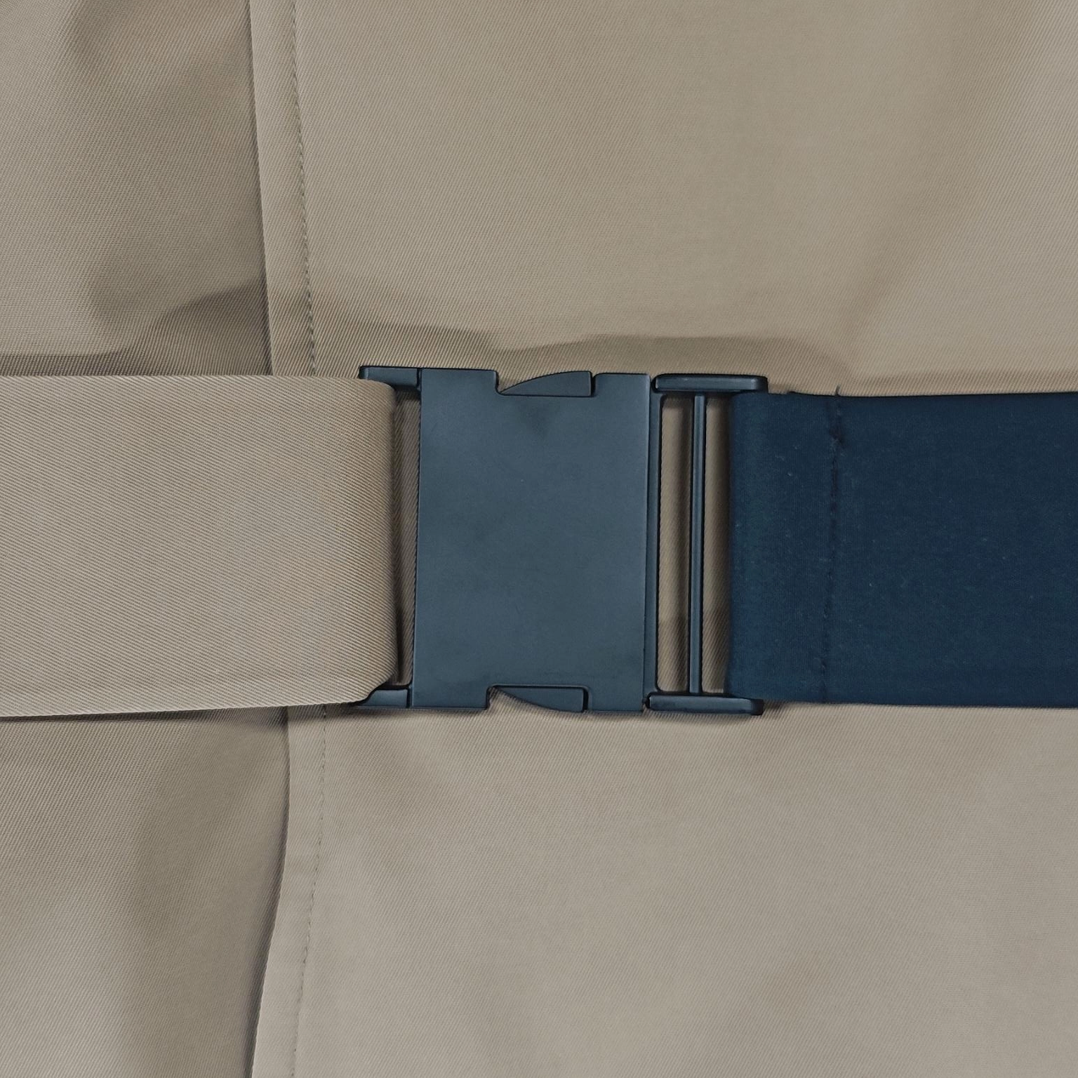 Lak i mat miješani dugi trenč kaput s dijamantnim prošivenim leđima